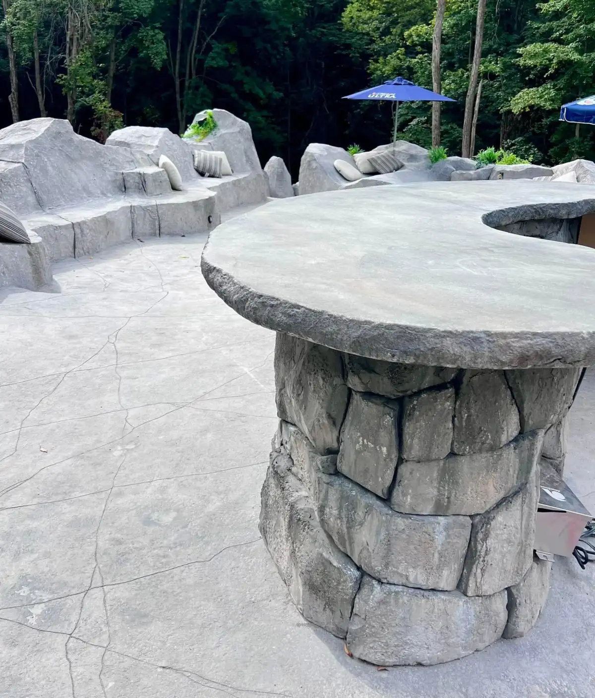 Sculpted seating wall and planter with integrated lighting