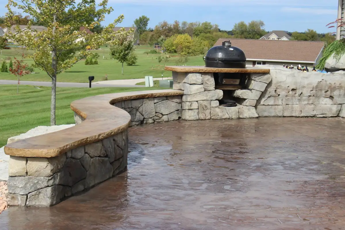 Outdoor living environment with sculpted concrete features